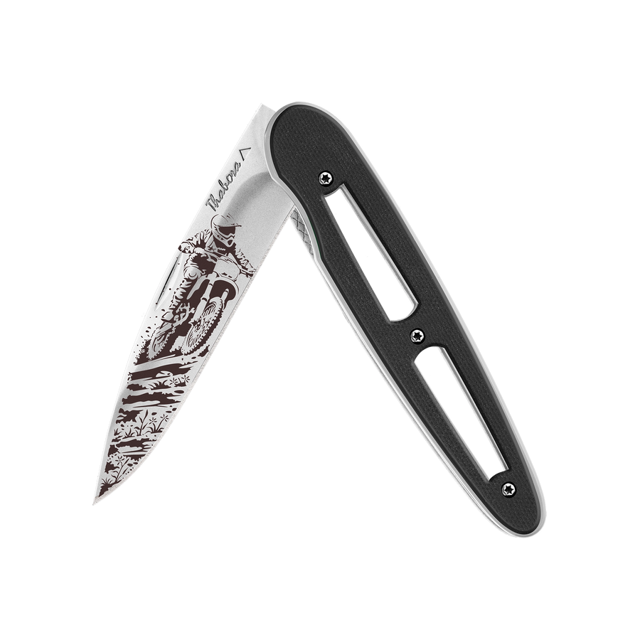 Couteau acier finition brillante plaquette ajourée résine g10 noir motif «motocross»