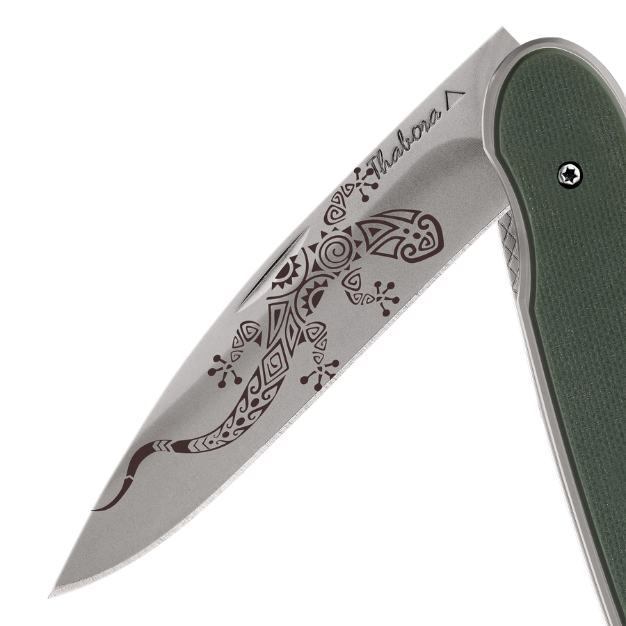 Couteau acier finition titane gris plaquette pleine résine g10 kaki motif «salamandre tribale»