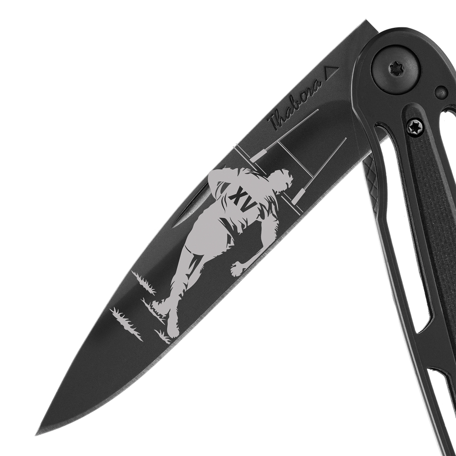 Couteau acier finition titane noir plaquette centrale résine g10 noir motif «rugby»