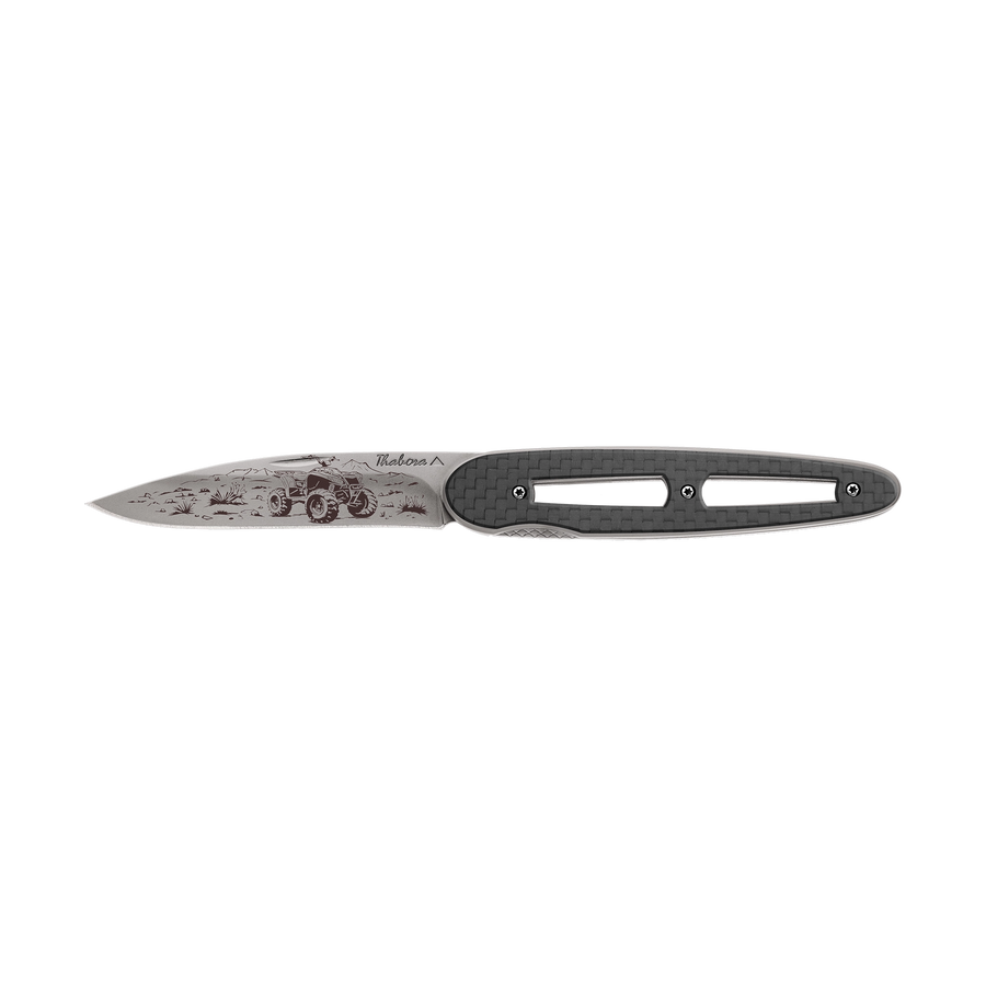 Couteau acier finition titane gris plaquette ajourée carbone motif «quad»