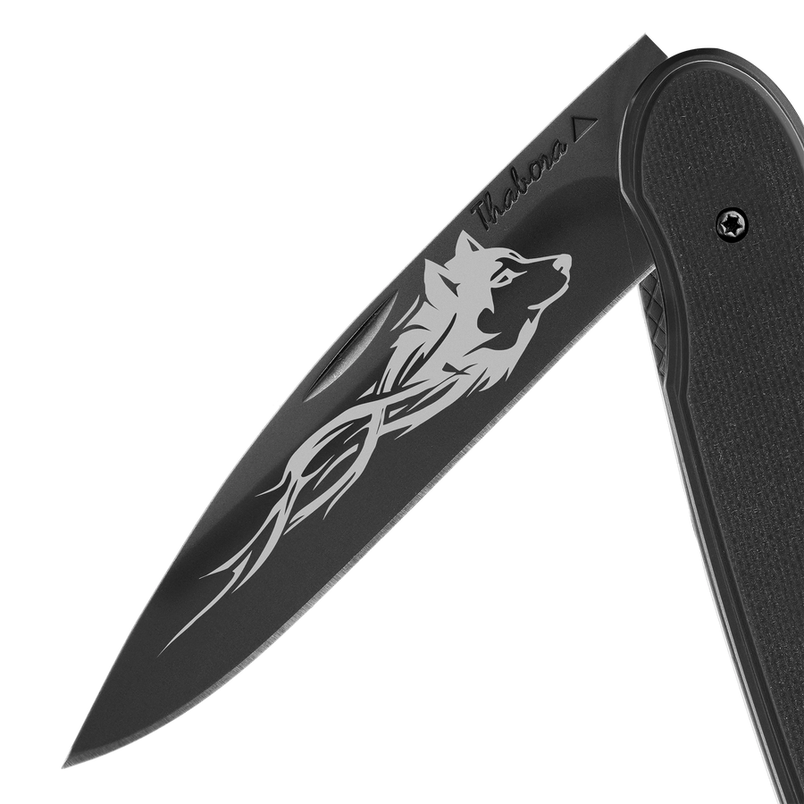 Couteau acier finition titane noir plaquette pleine résine g10 noir motif «loup tribal»