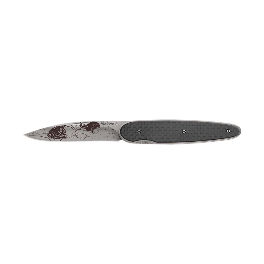 Couteau acier finition titane gris plaquette pleine carbone motif «femme dénudée»