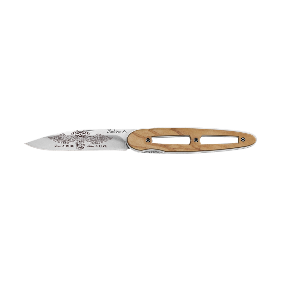 Couteau acier finition brillante plaquette ajourée bois clair motif «biker ailes»