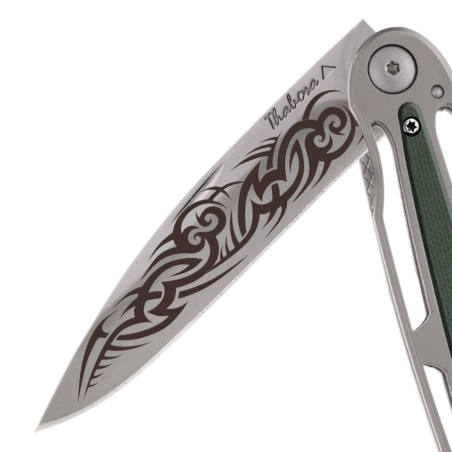 Couteau acier finition titane gris plaquette centrale résine g10 kaki motif «tribal gothique»