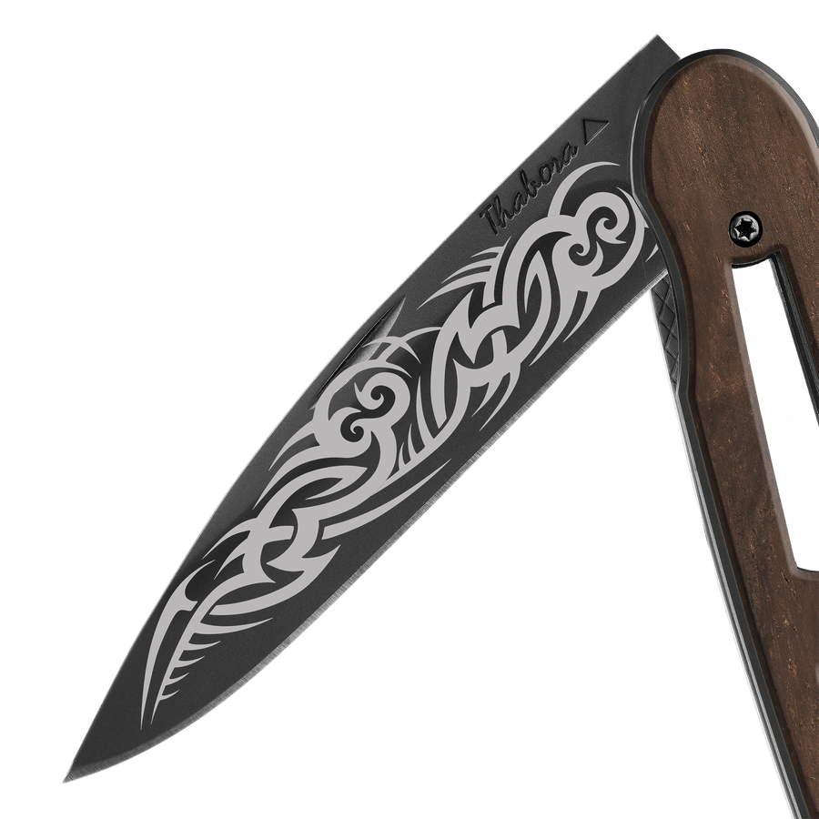 Couteau acier finition titane noir plaquette ajourée bois foncé motif «tribal gothique»