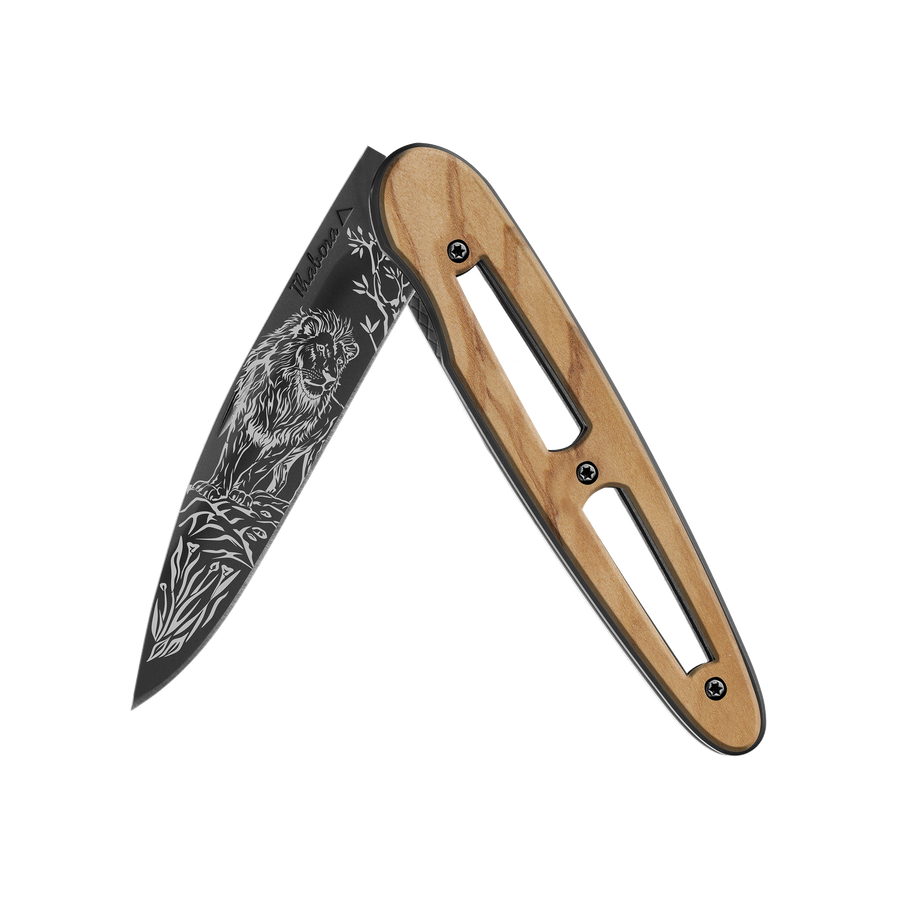 Couteau acier finition titane noir plaquette ajourée bois clair motif «lion»