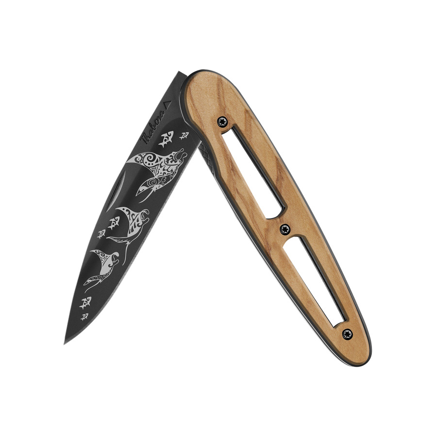 Couteau acier finition titane noir plaquette ajourée bois clair motif «raie manta»