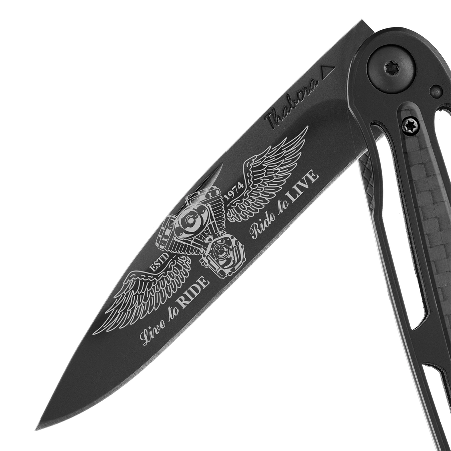 Couteau acier finition titane noir plaquette centrale carbone motif «biker ailes»