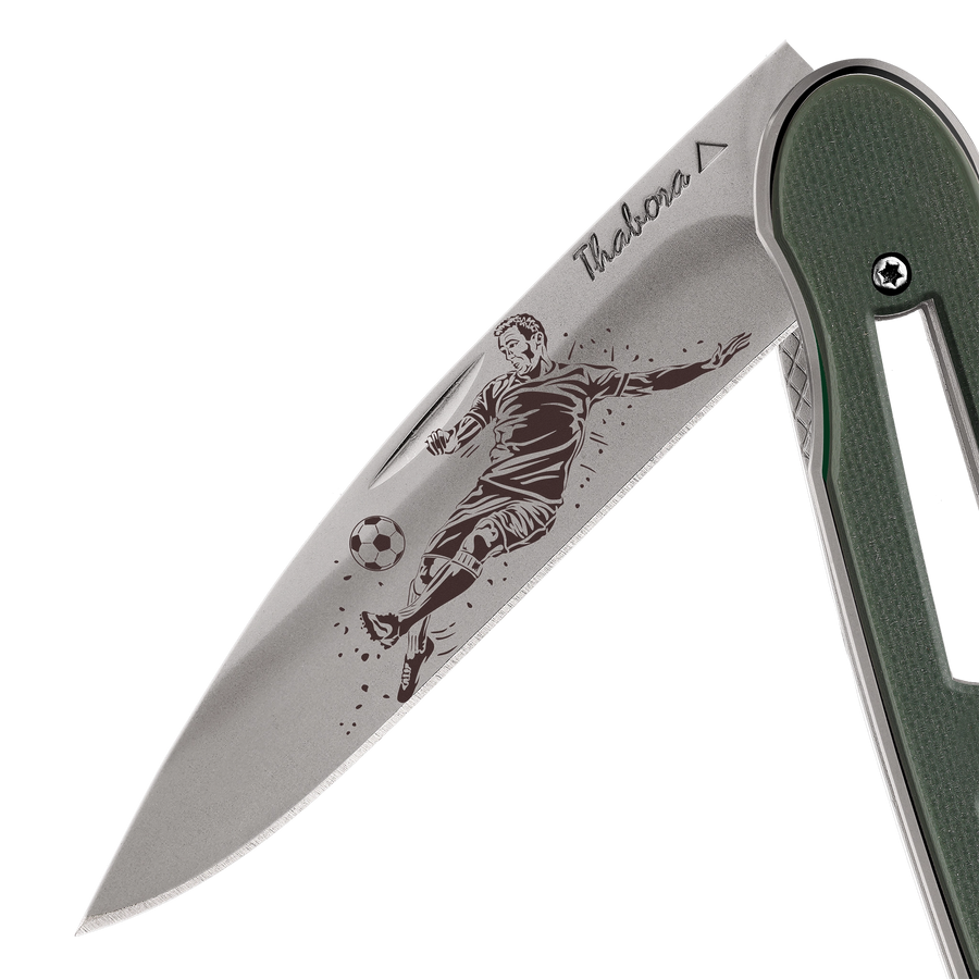 Couteau acier finition titane gris plaquette ajourée résine g10 kaki motif «footballeur»