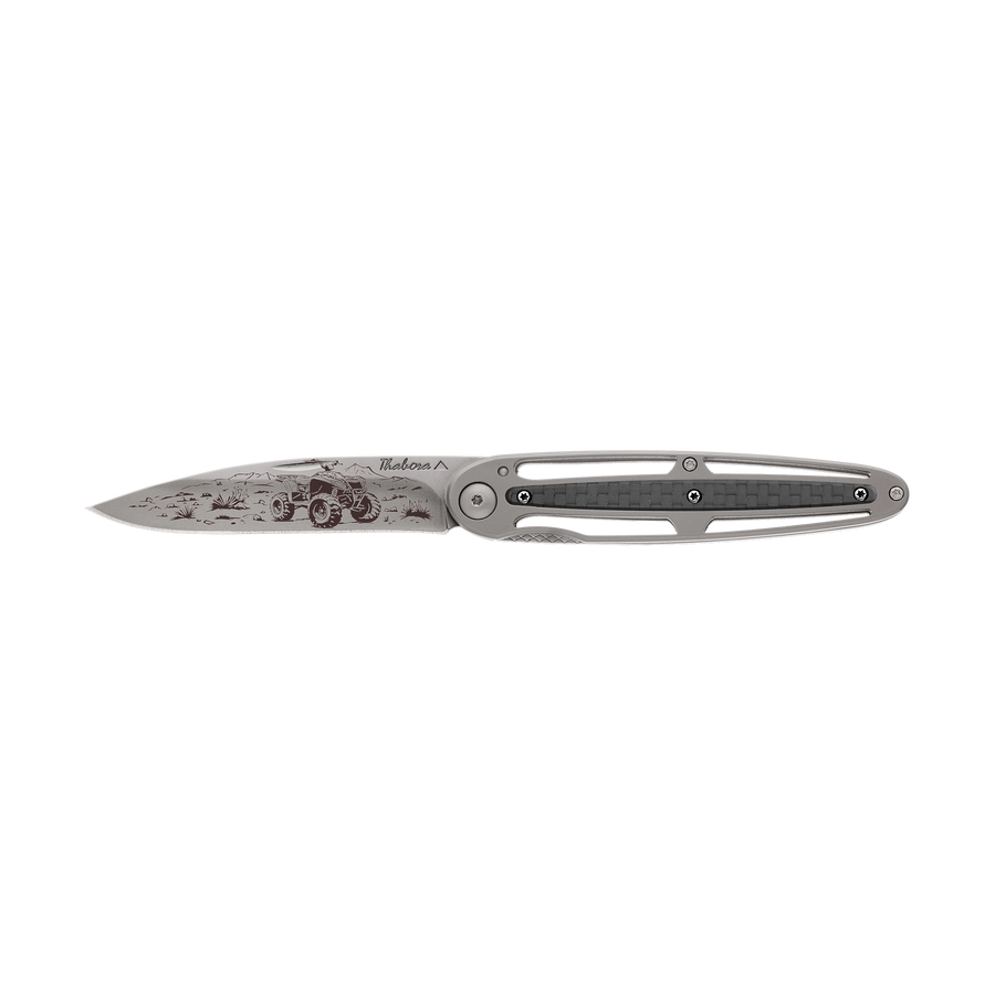 Couteau acier finition titane gris plaquette centrale carbone motif «quad»
