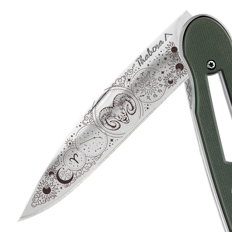 Couteau acier finition brillante plaquette ajourée résine g10 kaki motif «zodiaque bélier»