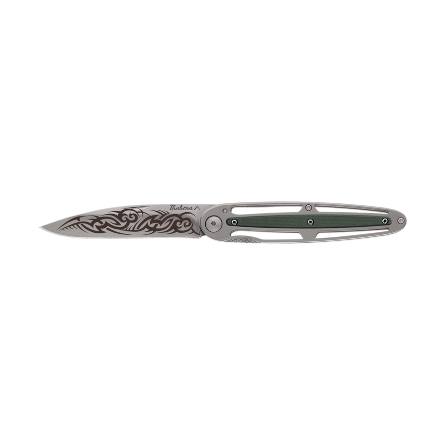 Couteau acier finition titane gris plaquette centrale résine g10 kaki motif «tribal gothique»