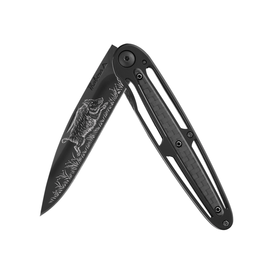 Couteau acier finition titane noir plaquette centrale carbone motif «sanglier»