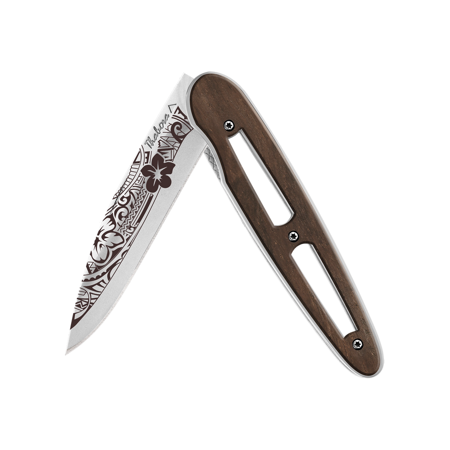 Couteau acier finition brillante plaquette ajourée bois foncé motif «polynésien»