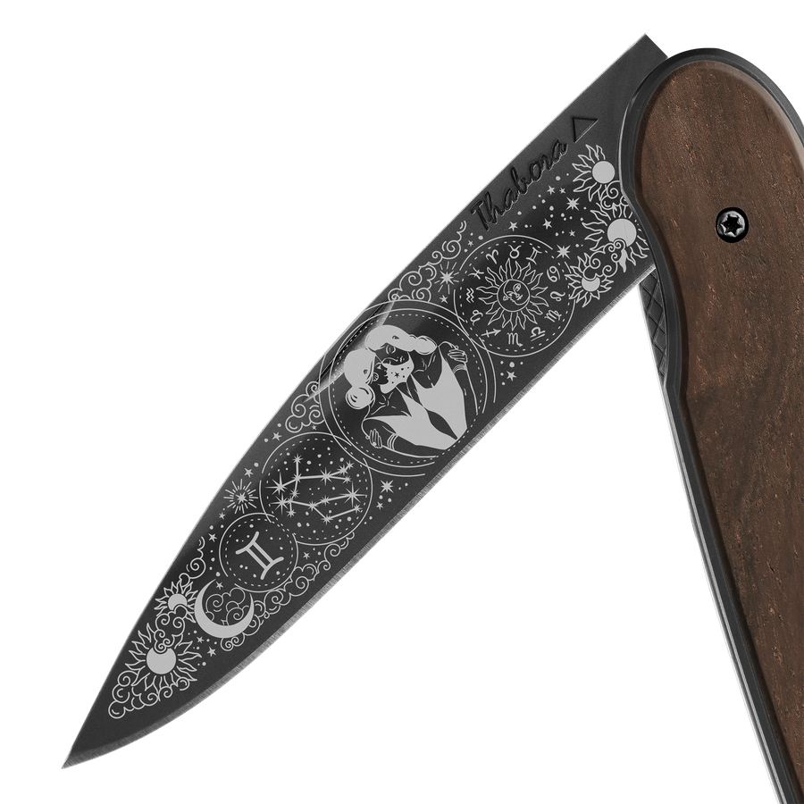 Couteau acier finition titane noir plaquette pleine bois foncé motif «zodiaque gémeaux»