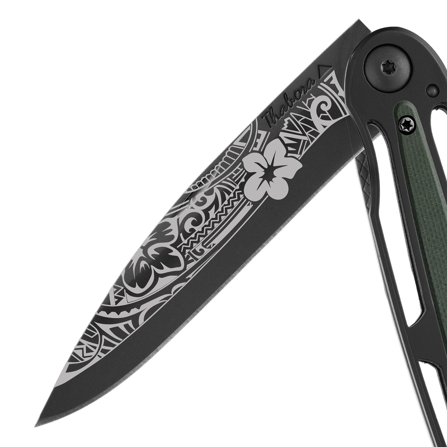 Couteau acier finition titane noir plaquette centrale résine g10 kaki motif «polynésien»