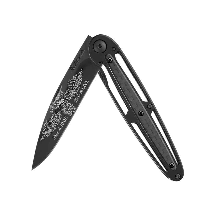 Couteau acier finition titane noir plaquette centrale carbone motif «biker ailes»