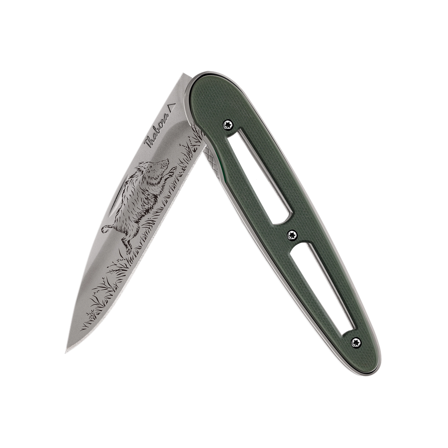 Couteau acier finition titane gris plaquette ajourée résine g10 kaki motif «sanglier»