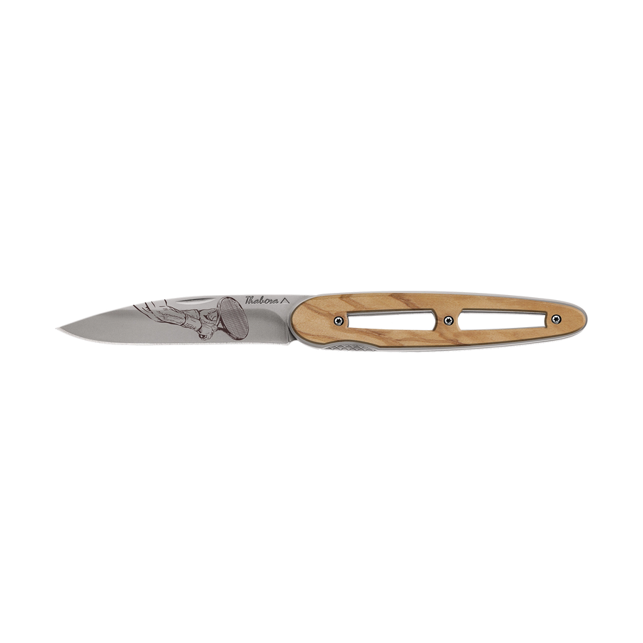 Couteau acier finition titane gris plaquette ajourée bois clair motif «raquette»