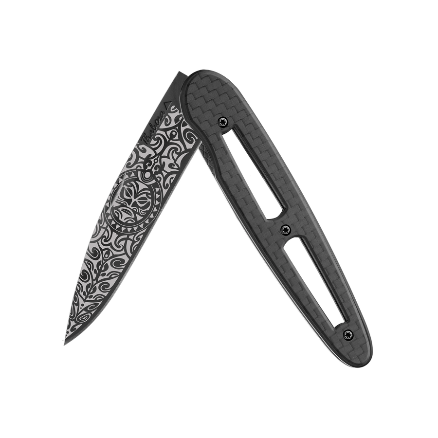 Couteau acier finition titane noir plaquette ajourée carbone motif «tiki»