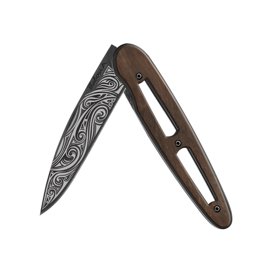 Couteau acier finition titane noir plaquette ajourée bois foncé motif «volutes»