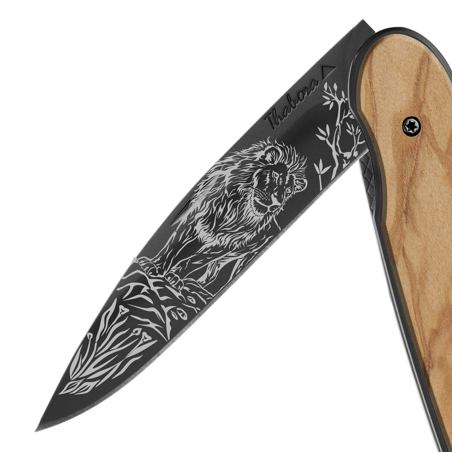 Couteau acier finition titane noir plaquette pleine bois clair motif «lion»