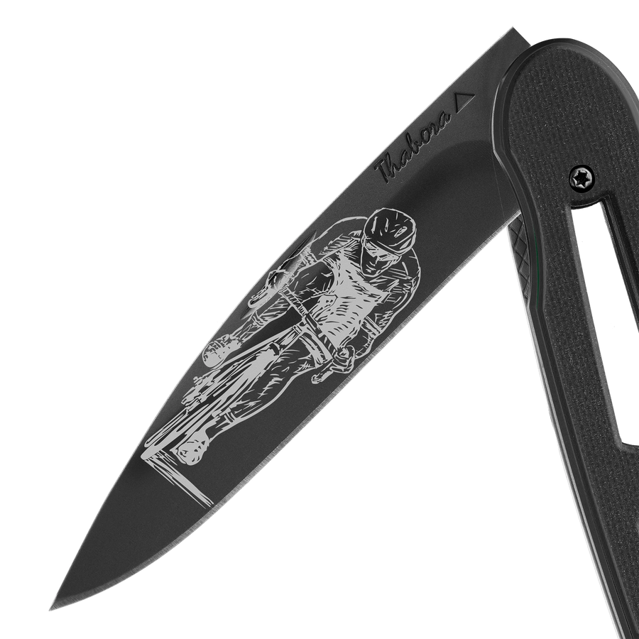 Couteau acier finition titane noir plaquette ajourée résine g10 noir motif «cycliste»