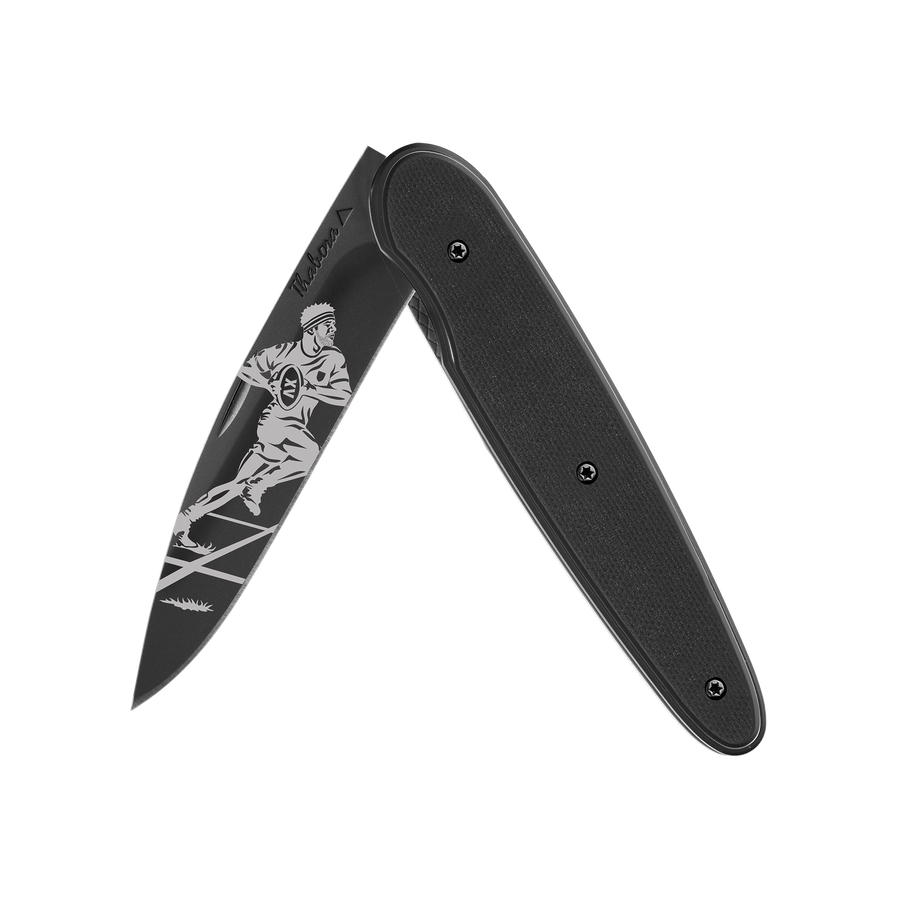 Couteau acier finition titane noir plaquette pleine résine g10 noir motif «rugbyman»