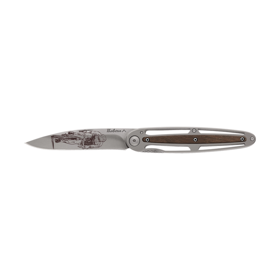 Couteau acier finition titane gris plaquette centrale bois foncé motif «cycliste»