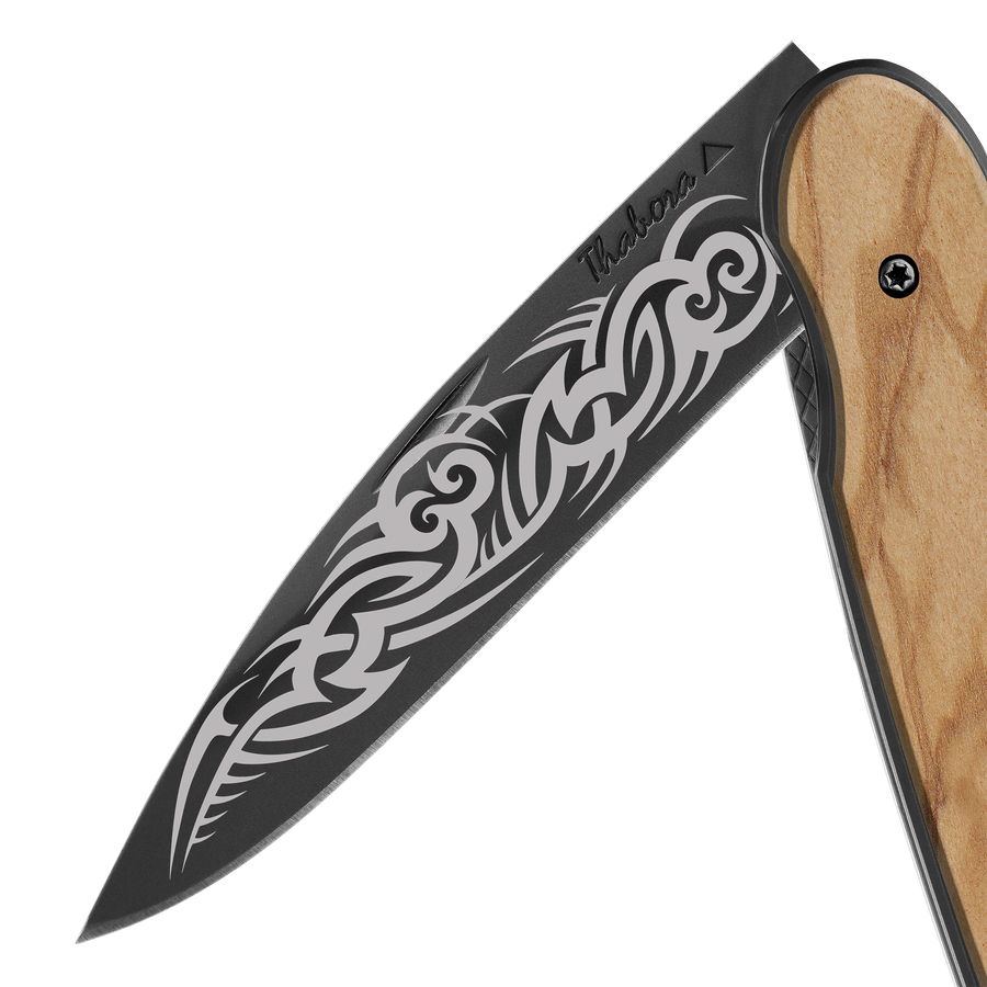 Couteau acier finition titane noir plaquette pleine bois clair motif «tribal gothique»