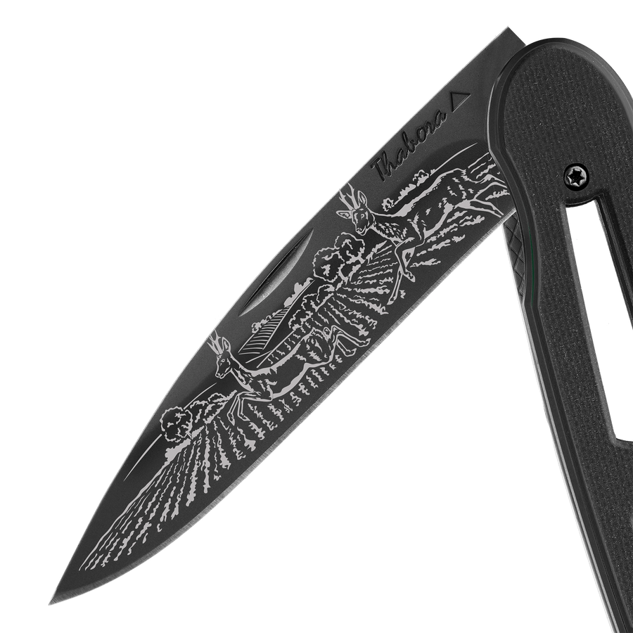 Couteau acier finition titane noir plaquette ajourée résine g10 noir motif «chevreuil»