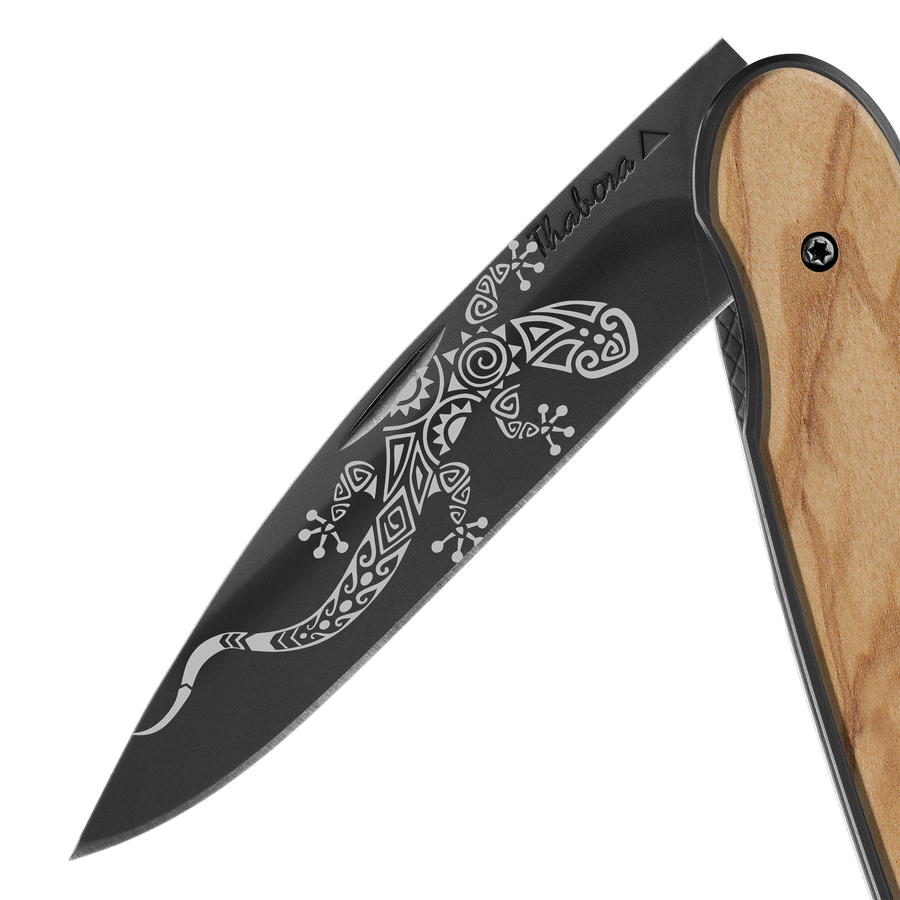Couteau acier finition titane noir plaquette pleine bois clair motif «salamandre tribale»