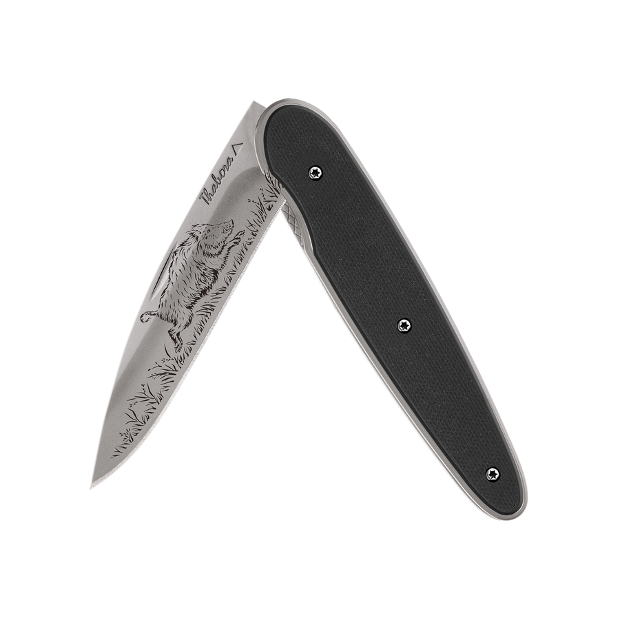 Couteau acier finition titane gris plaquette pleine résine g10 noir motif «sanglier»