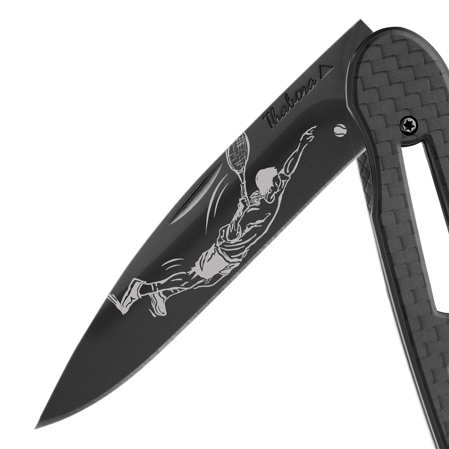 Couteau acier finition titane noir plaquette ajourée carbone motif «tennisman»