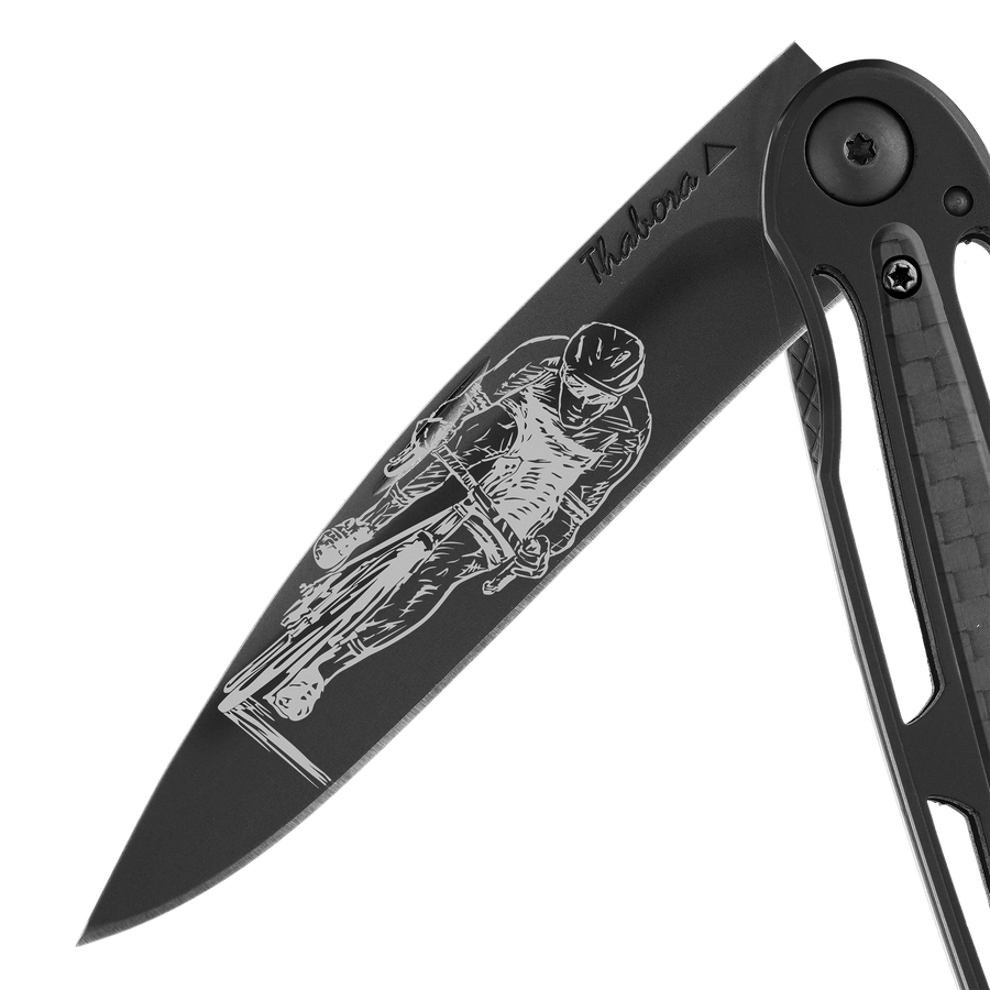 Couteau acier finition titane noir plaquette centrale carbone motif «cycliste»