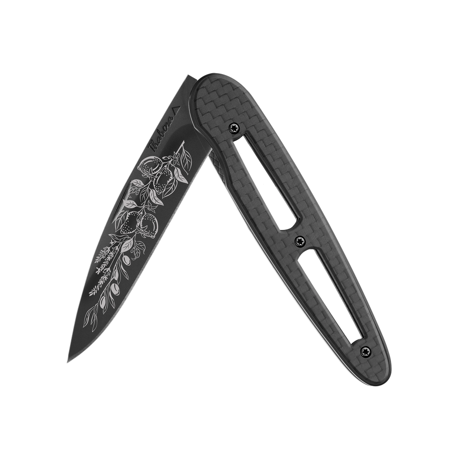 Couteau acier finition titane noir plaquette ajourée carbone motif «provencal»
