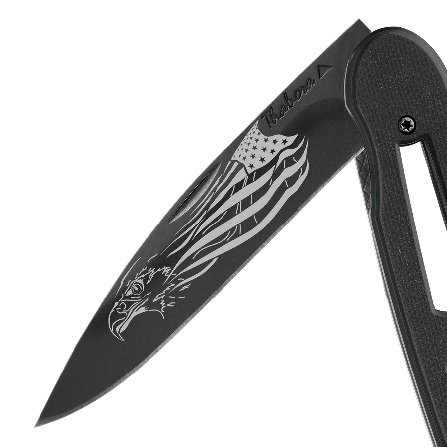 Couteau acier finition titane noir plaquette ajourée résine g10 noir motif «aigle américain»