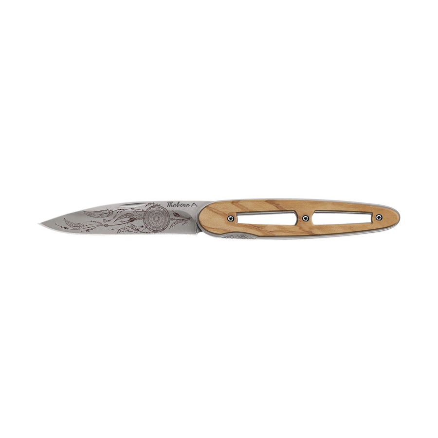 Couteau acier finition titane gris plaquette ajourée bois clair motif «attrape rêves»