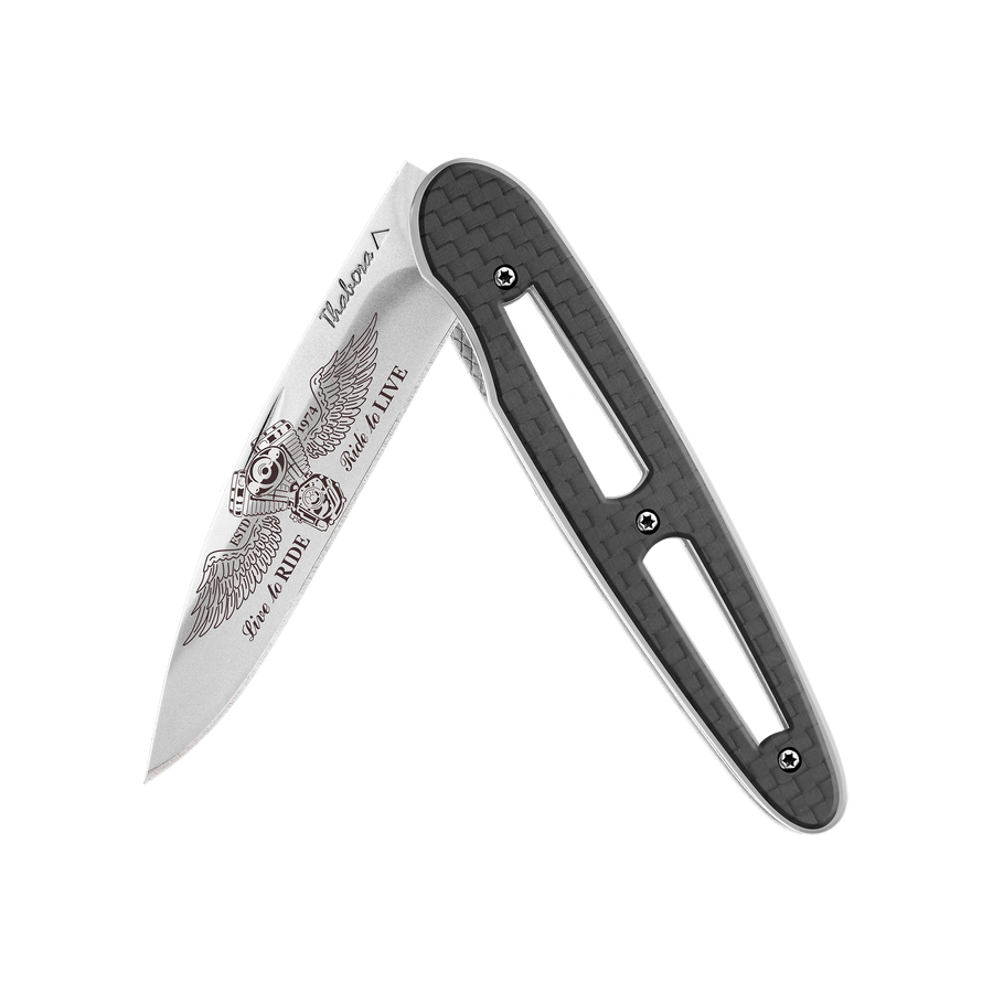 Couteau acier finition brillante plaquette ajourée carbone motif «biker ailes»