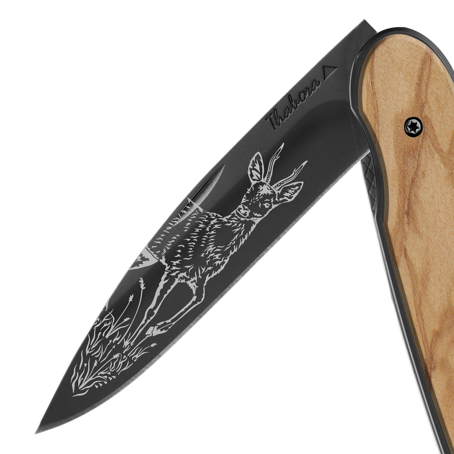 Couteau acier finition titane noir plaquette pleine bois clair motif «chevreuil brocard»