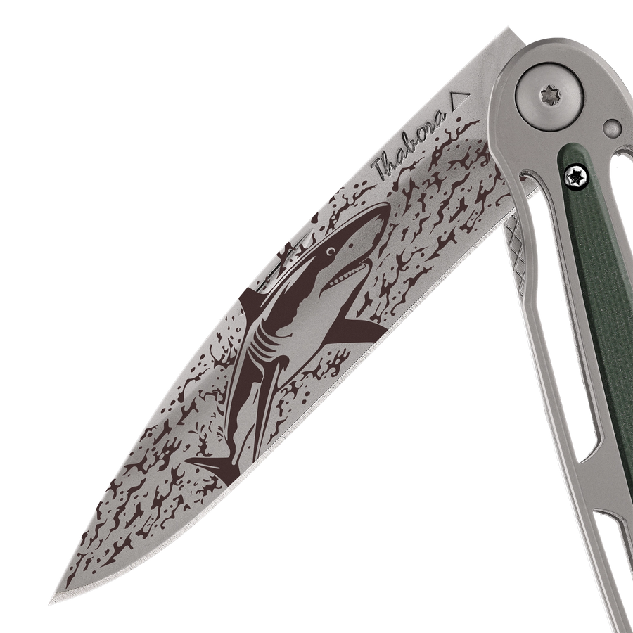 Couteau acier finition titane gris plaquette centrale résine g10 kaki motif «requin»