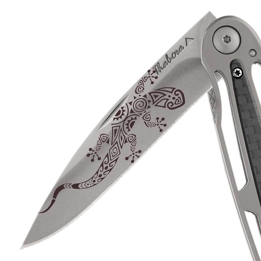 Couteau acier finition titane gris plaquette centrale carbone motif «salamandre tribale»