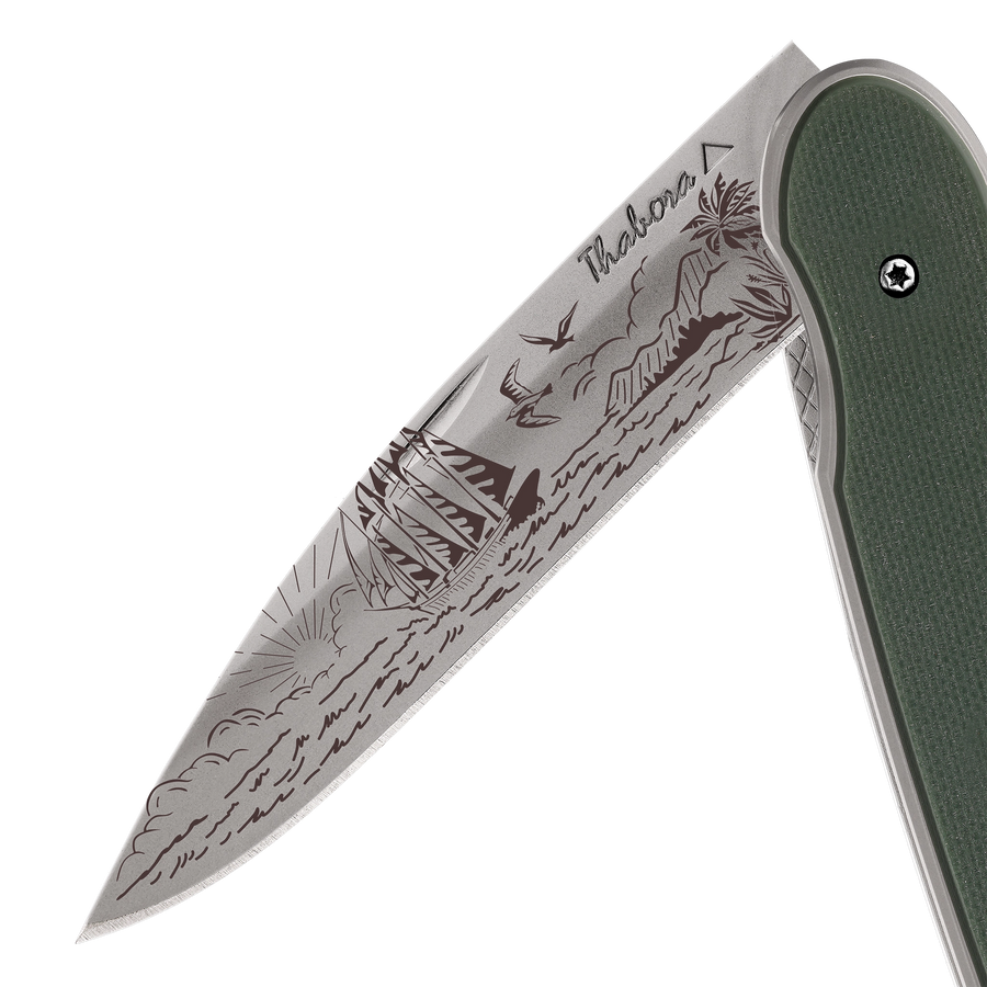 Couteau acier finition titane gris plaquette pleine résine g10 kaki motif «voilier»