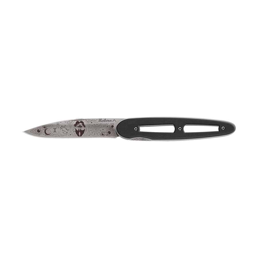 Couteau acier finition titane gris plaquette ajourée résine g10 noir motif «zodiaque gémeaux»