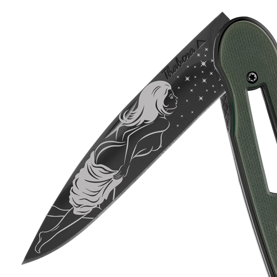 Couteau acier finition titane noir plaquette ajourée résine g10 kaki motif «femme dénudée»