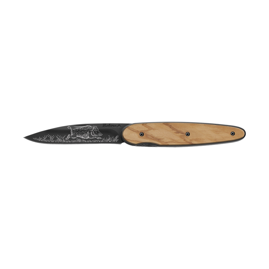 Couteau acier finition titane noir plaquette pleine bois clair motif «sanglier»