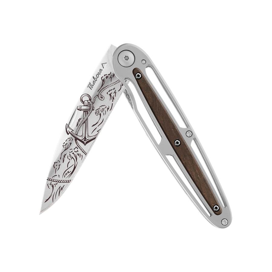 Couteau acier finition brillante plaquette centrale bois foncé motif «ancre»
