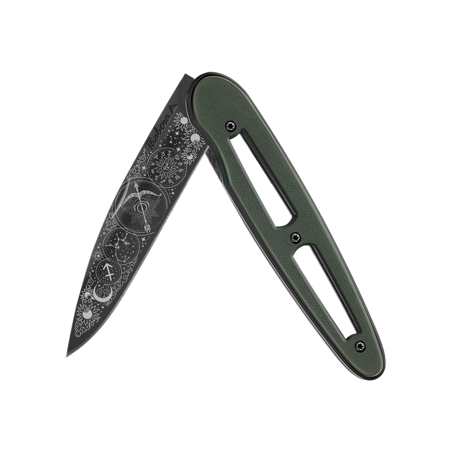 Couteau acier finition titane noir plaquette ajourée résine g10 kaki motif «zodiaque sagittaire»