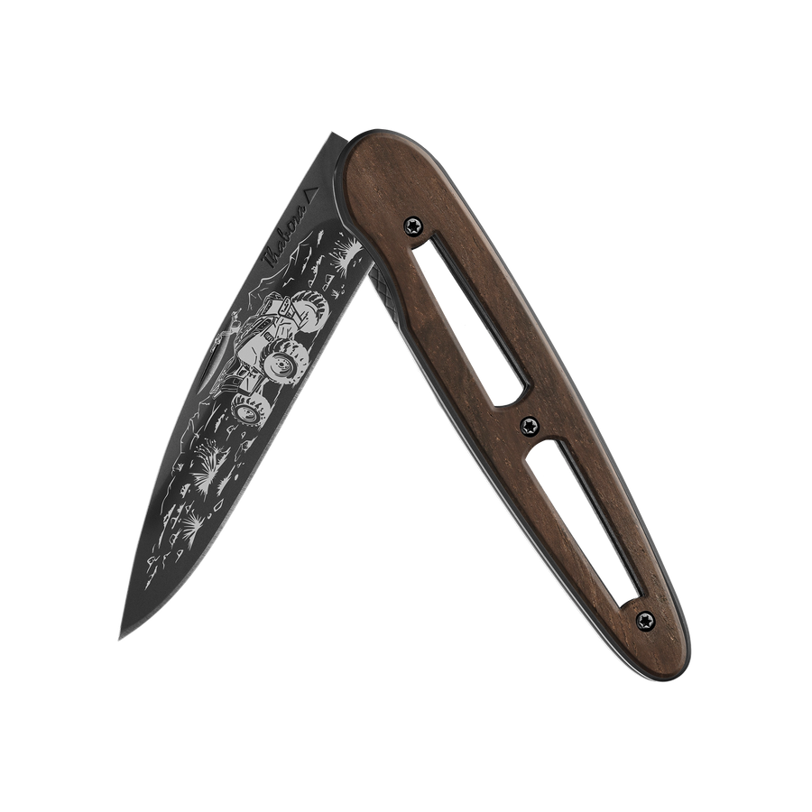 Couteau acier finition titane noir plaquette ajourée bois foncé motif «quad»
