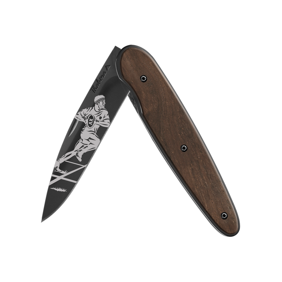 Couteau acier finition titane noir plaquette pleine bois foncé motif «rugbyman»